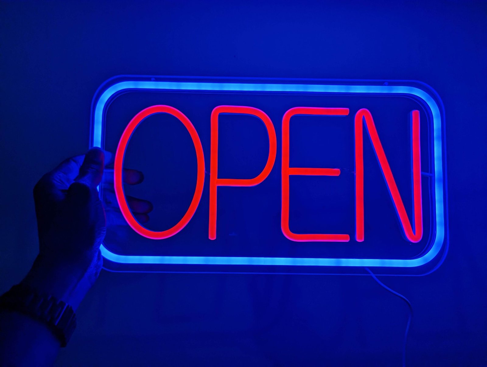 Ryški OPEN LED iškaba verslo vitrinai